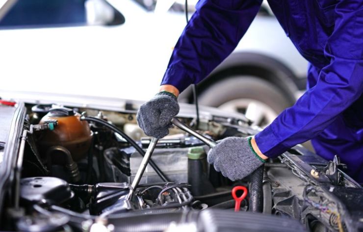 Meccanico che aggiusta un'auto