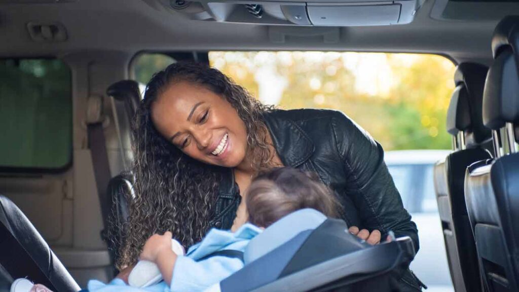 Bambini-in-seggiolino-auto-Foto-di-Kampus-Production-da-Pexels-MobilitàSostenibile.it