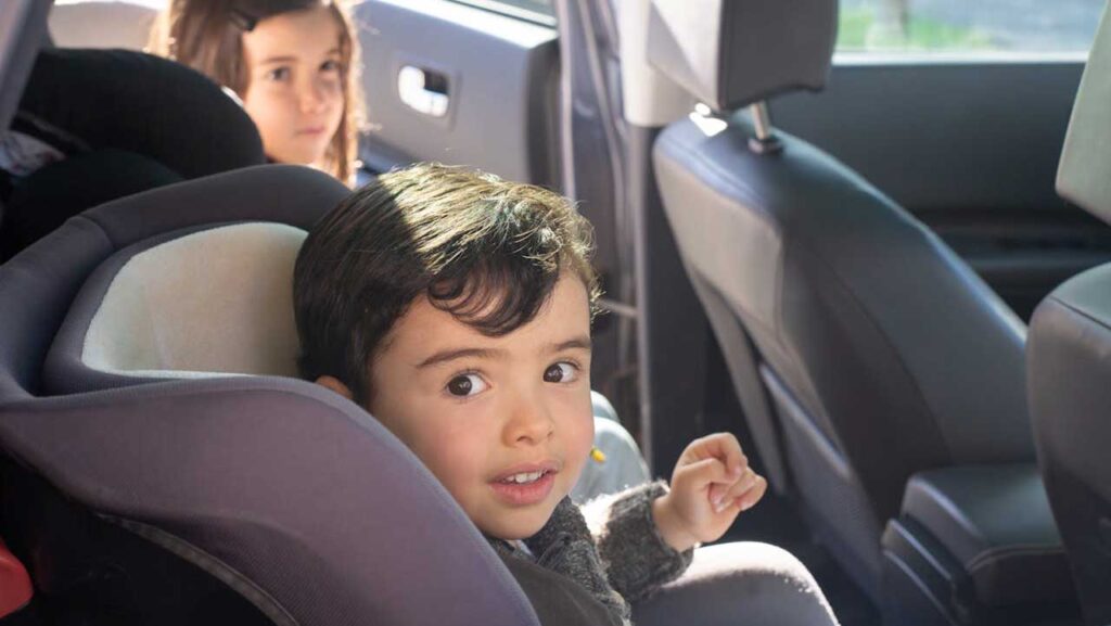 Bambini su seggiolino auto