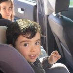 Bambini su seggiolino auto