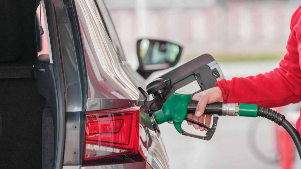 Benzina-Foto-di-Engin-Akyurt-da-Pexels-MobilitàSostenibile
