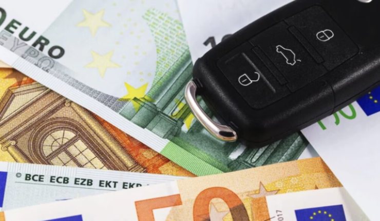 Chiavi auto sopra a banconote euro