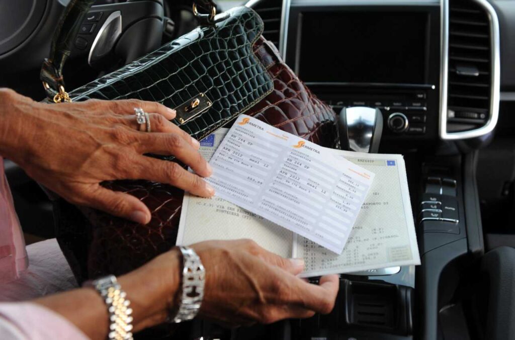 Un bollo e un libretto di circolazione di un'automobile di lusso