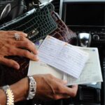 Un bollo e un libretto di circolazione di un'automobile di lusso