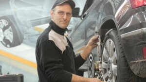 Cambio-gomme-Foto-di-Andrea-Piacquadio-da-Pexels-MobilitàSostenibile.it