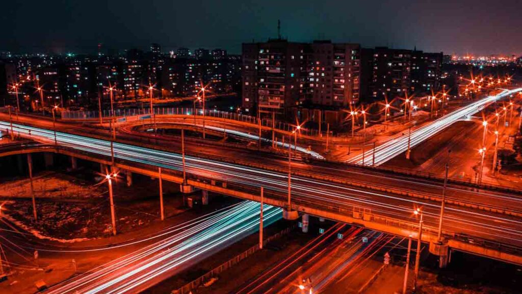 Circolazione-strada-notturna-Foto-di-Александр-Прокофьев-da-Pexels-MobilitàSostenibile.it