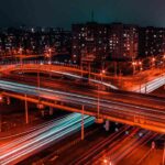 Circolazione-strada-notturna-Foto-di-Александр-Прокофьев-da-Pexels-MobilitàSostenibile.it