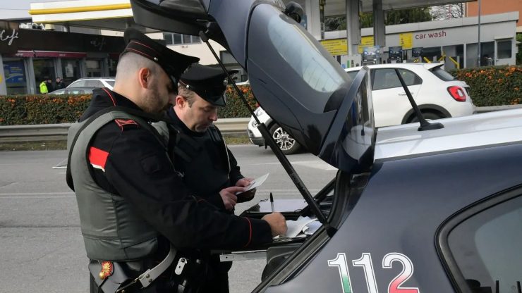 carabinieri dietro la volante che scrivono una sanzione