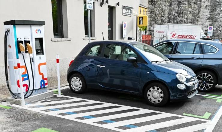 Parcheggio di una colonnina di ricarica per le auto elettriche, occupato da un veicolo a benzina