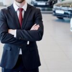 Busto di un commerciante auto in concessionaria