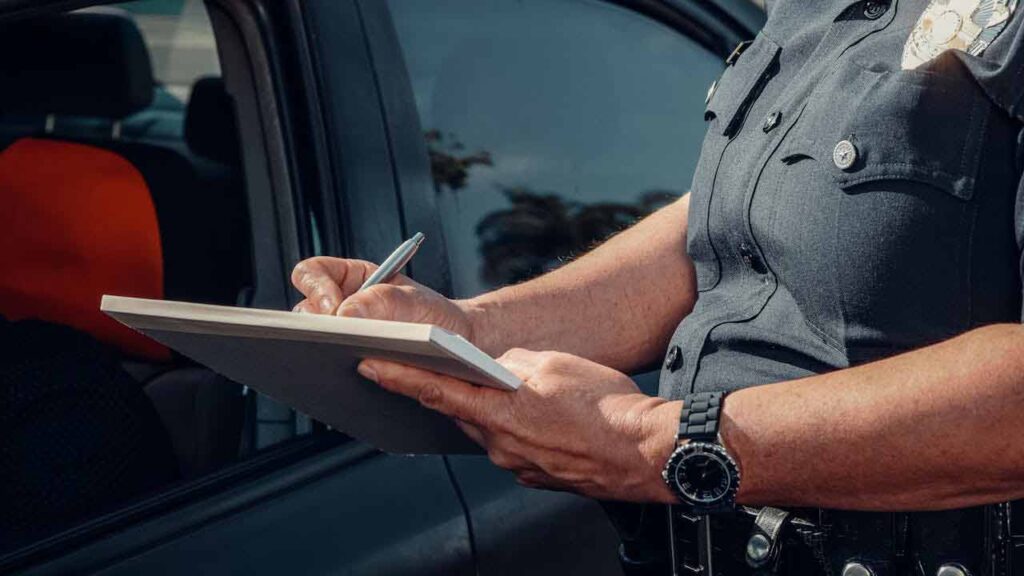 Controllo-libretto-di-circolazione-Foto-di-Kindel-Media-su-Pexels-MobilitàSostenibile