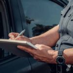 Controllo-libretto-di-circolazione-Foto-di-Kindel-Media-su-Pexels-MobilitàSostenibile