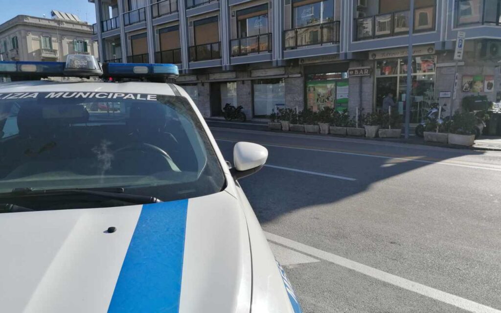 Polizia municipale e strada vuota