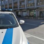 Polizia municipale e strada vuota