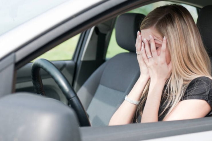 Ragazza in auto disperata