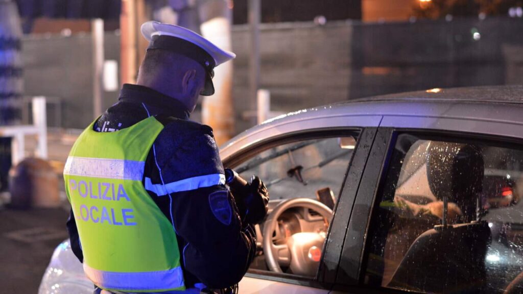 Polizia locale che controlla un veicolo