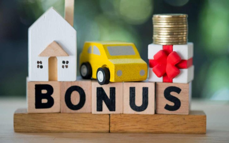 Auto in legno, casetta, monete e scritta "bonus"