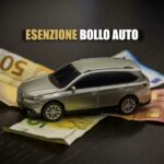 Auto in miniatura sopra banconote euro e scritta "esenzione bollo auto"