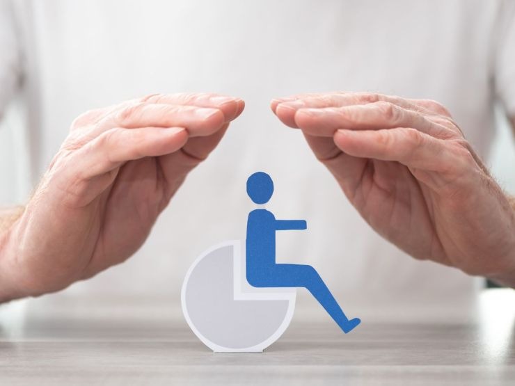 simbolo disabili e mani che lo proteggono