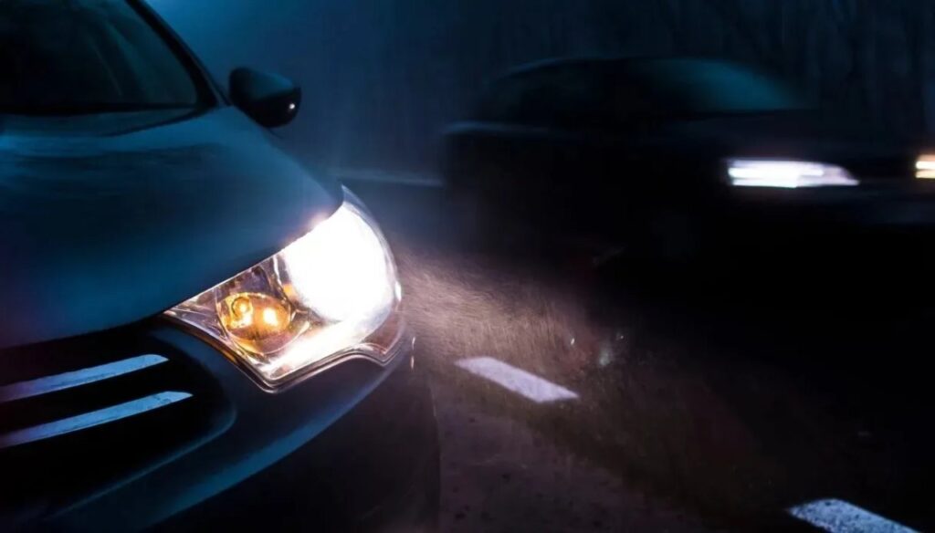 Fari auto di notte