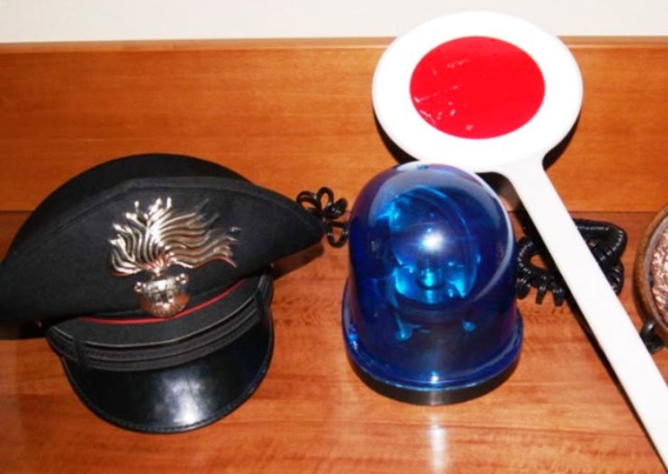 Finta paletta, cappello e lampeggiante carabinieri
