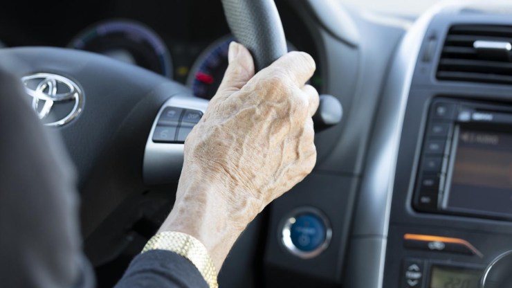 Mano di donna 70enne al volante dell'auto