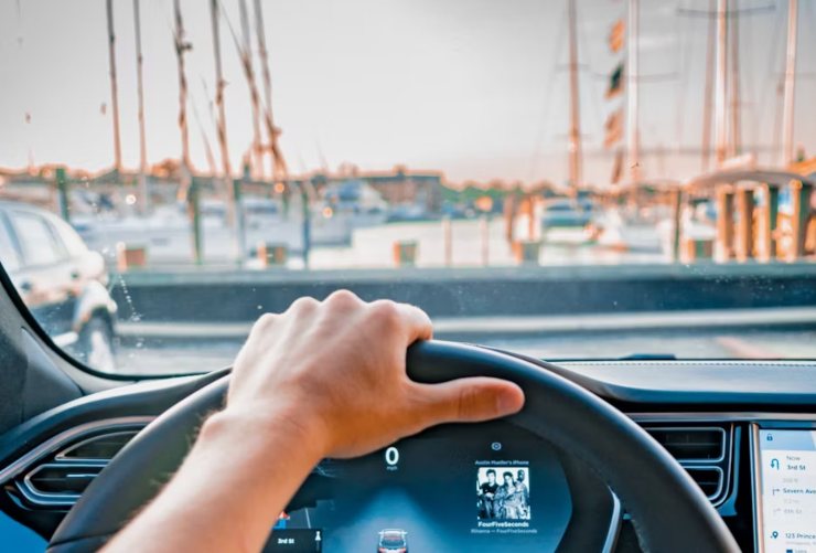 Ragazzo al volante che parcheggia