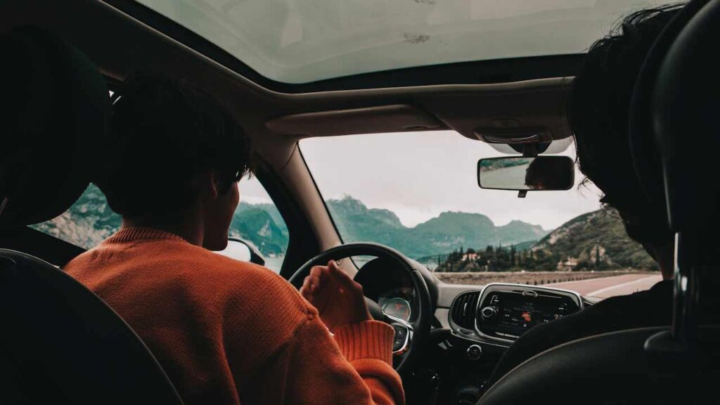 Guidare-auto-Foto-di-Kei-Scampa-da-Pexels-MobilitàSostenibile.it
