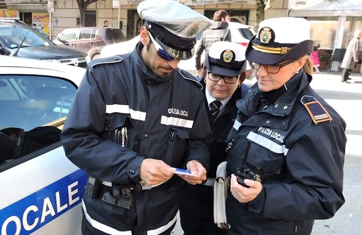 Agenti che controllano una patente al posto di blocco