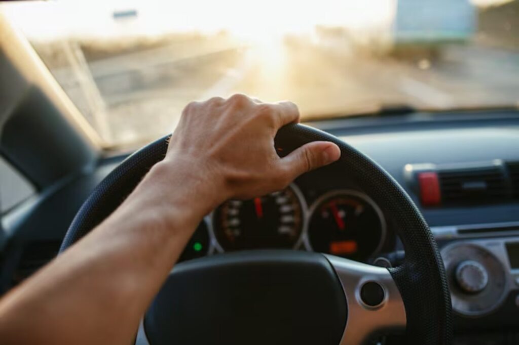 Guidare con una sola mano