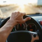 Guidare con una sola mano