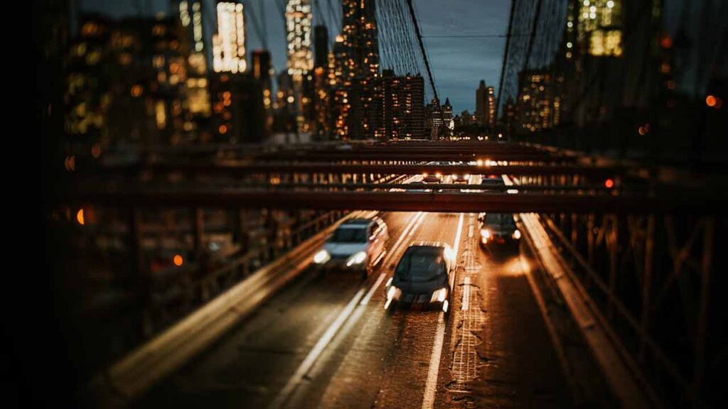 Guidare-di-notte-Foto-di-Helena-Lopes-da-Pexels-MobilitàSostenibile