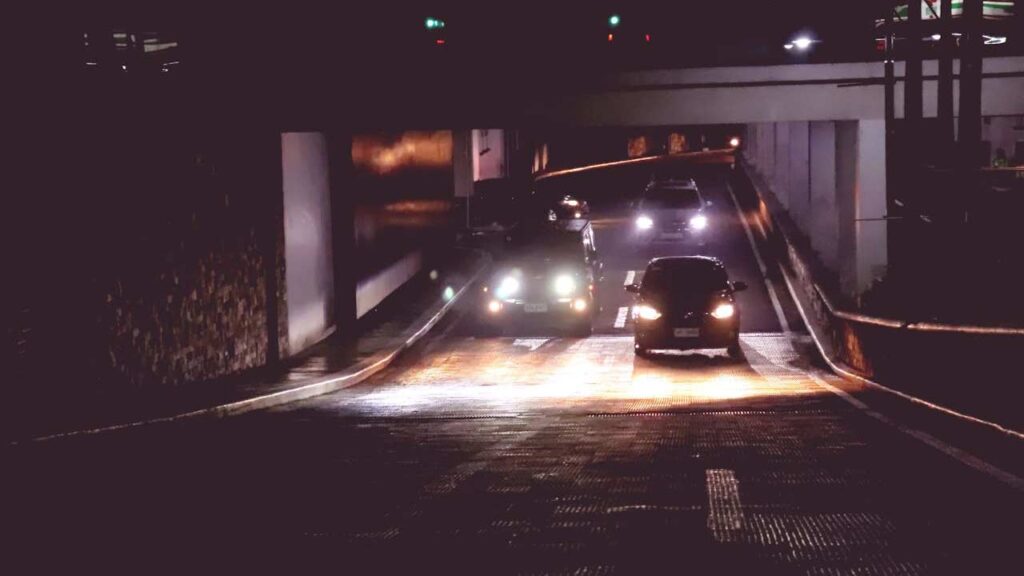 Lampeggiare-con-i-fari-Foto-di-Eliel-Frances-Etruiste-da-Pexels-MobilitàSostenibile