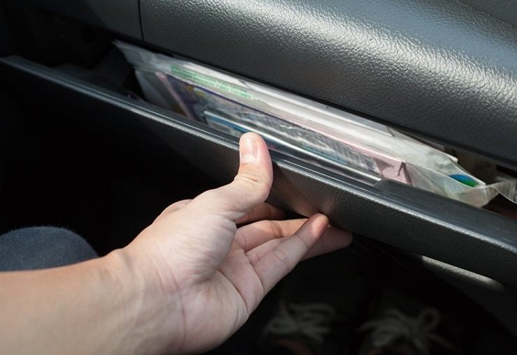 Libretto di circolazione nel cruscotto dell'auto