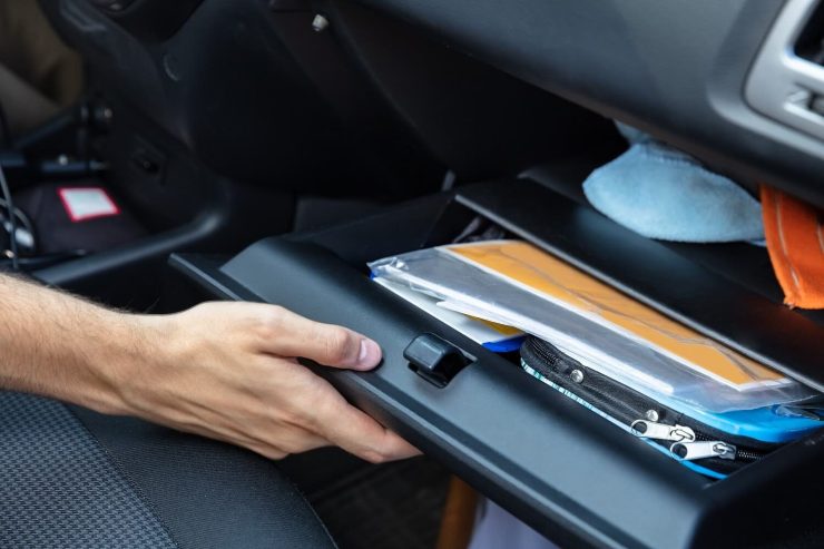 libretto di circolazione nel vano porta oggetti dell'auto