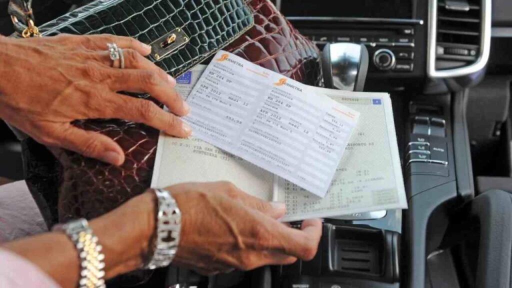Libretto di circolazione fuori dalla borsa, in mano a una donna