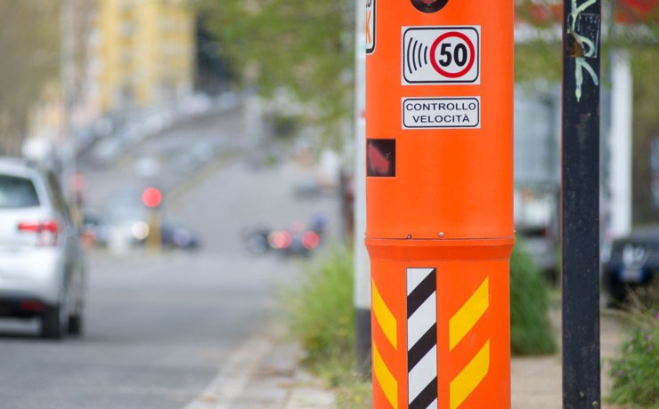 Autovelox arancione con limite 50 km/h