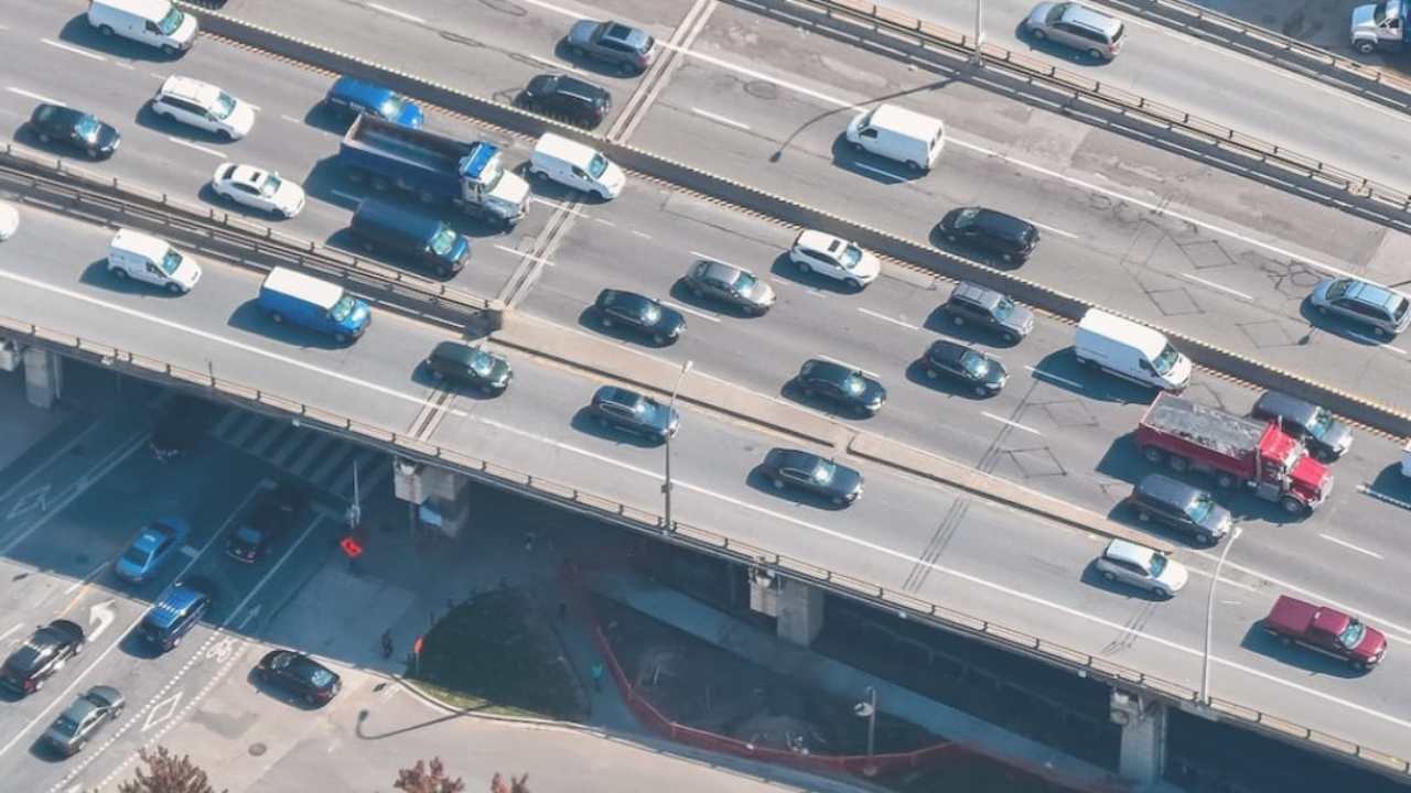 Macchine in autostrada