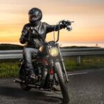 Motociclista-con-casco-Foto-di-Alari-Tammsalu-da-Pexels-MobilitàSostenibile.it