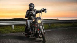 Motociclista-con-casco-Foto-di-Alari-Tammsalu-da-Pexels-MobilitàSostenibile.it