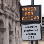 Cartello ZTL che indica il divieto non attivo