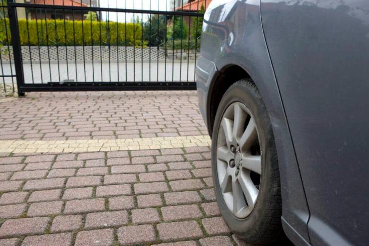 Auto parcheggiata davanti al cancello