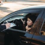 Automobilista che discute con il vigile