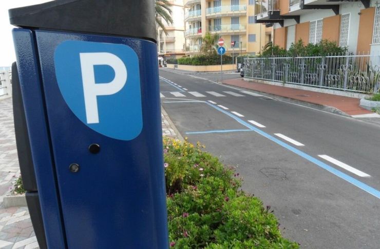 Strisce blu e parchimetro primo piano
