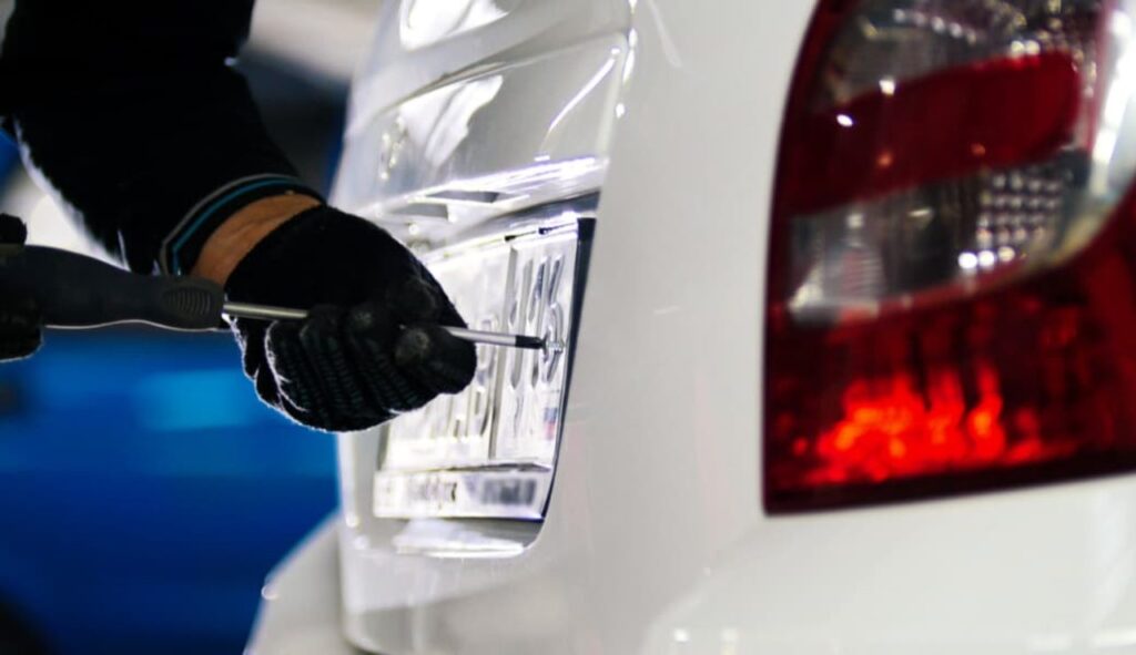 Uomo che smonta la targa auto