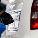 Uomo che smonta la targa auto