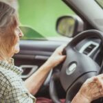 Anziana al volante