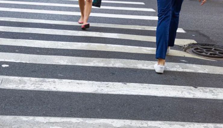 Pedoni che attraversano le strisce