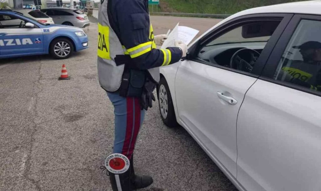 Polizia di fronte a conducente auto