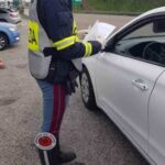 Polizia di fronte a conducente auto